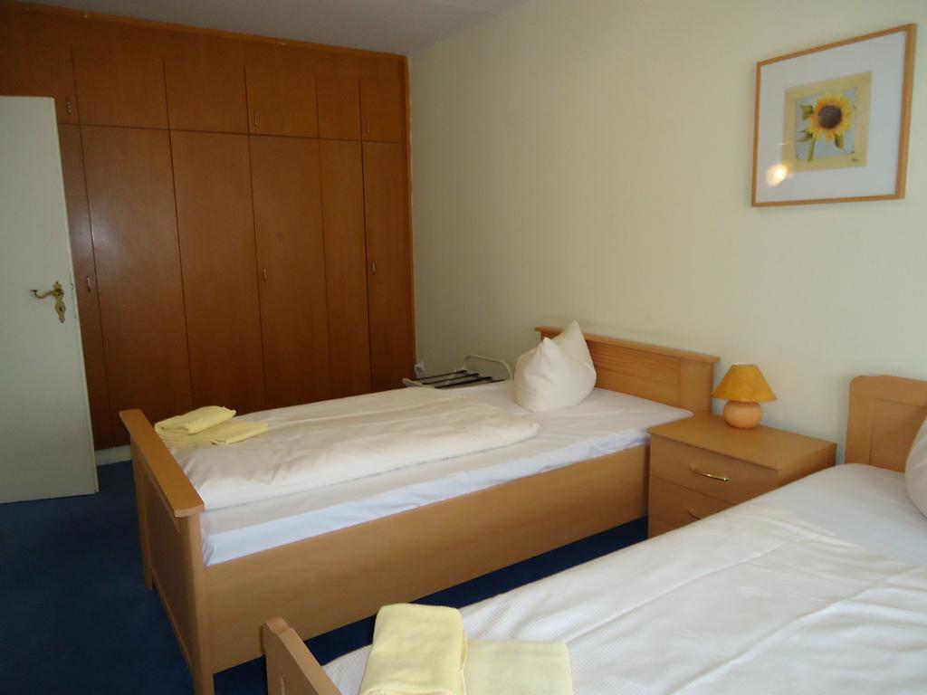Hotel Kubrat Am Checkpoint Charlie Berlijn Kamer foto