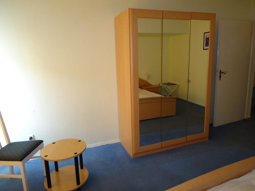 Hotel Kubrat Am Checkpoint Charlie Berlijn Kamer foto