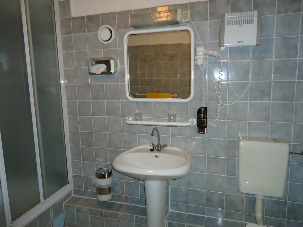 Hotel Kubrat Am Checkpoint Charlie Berlijn Kamer foto