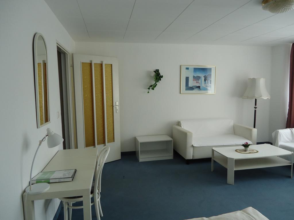 Hotel Kubrat Am Checkpoint Charlie Berlijn Kamer foto
