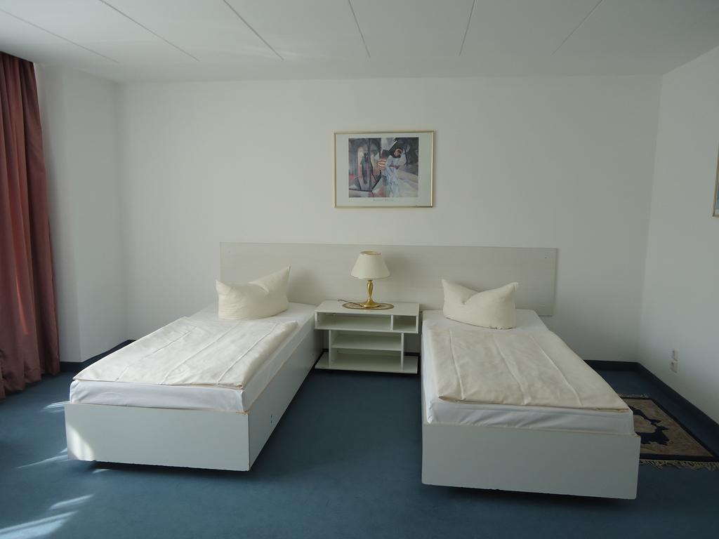 Hotel Kubrat Am Checkpoint Charlie Berlijn Kamer foto