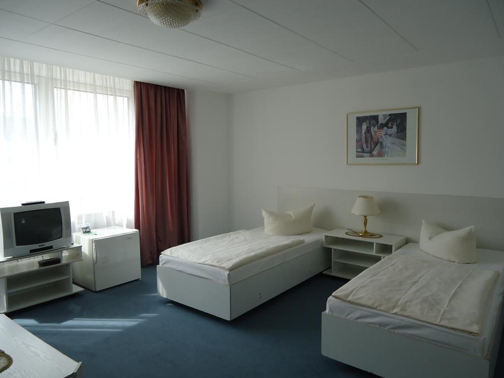 Hotel Kubrat Am Checkpoint Charlie Berlijn Kamer foto