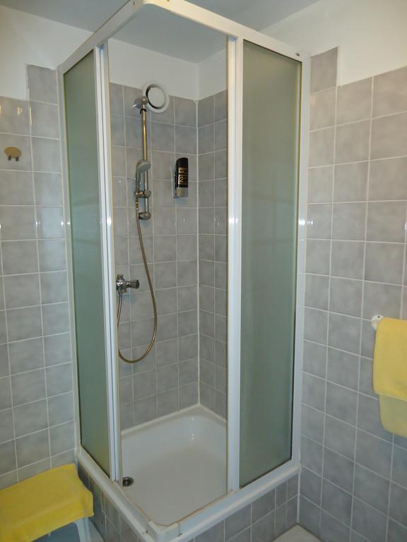 Hotel Kubrat Am Checkpoint Charlie Berlijn Kamer foto