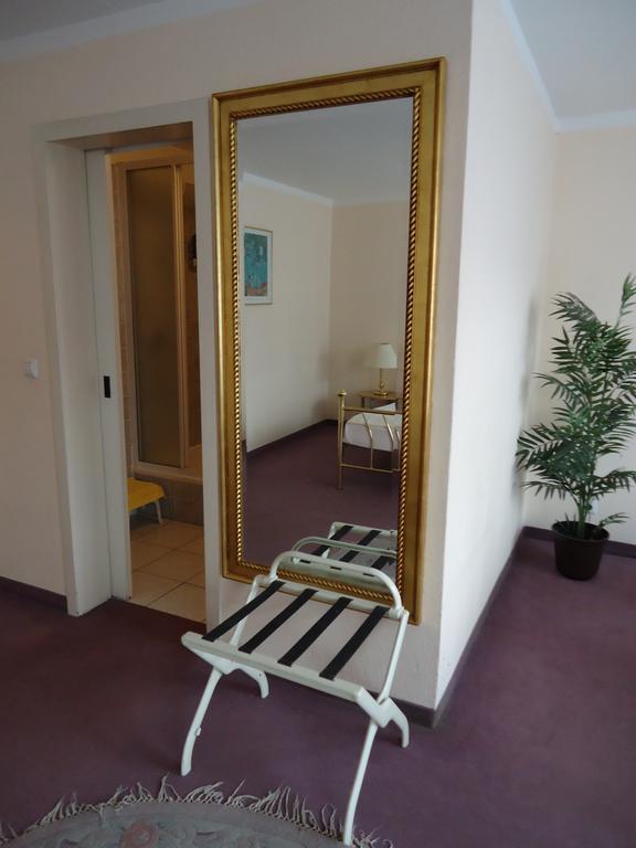 Hotel Kubrat Am Checkpoint Charlie Berlijn Kamer foto