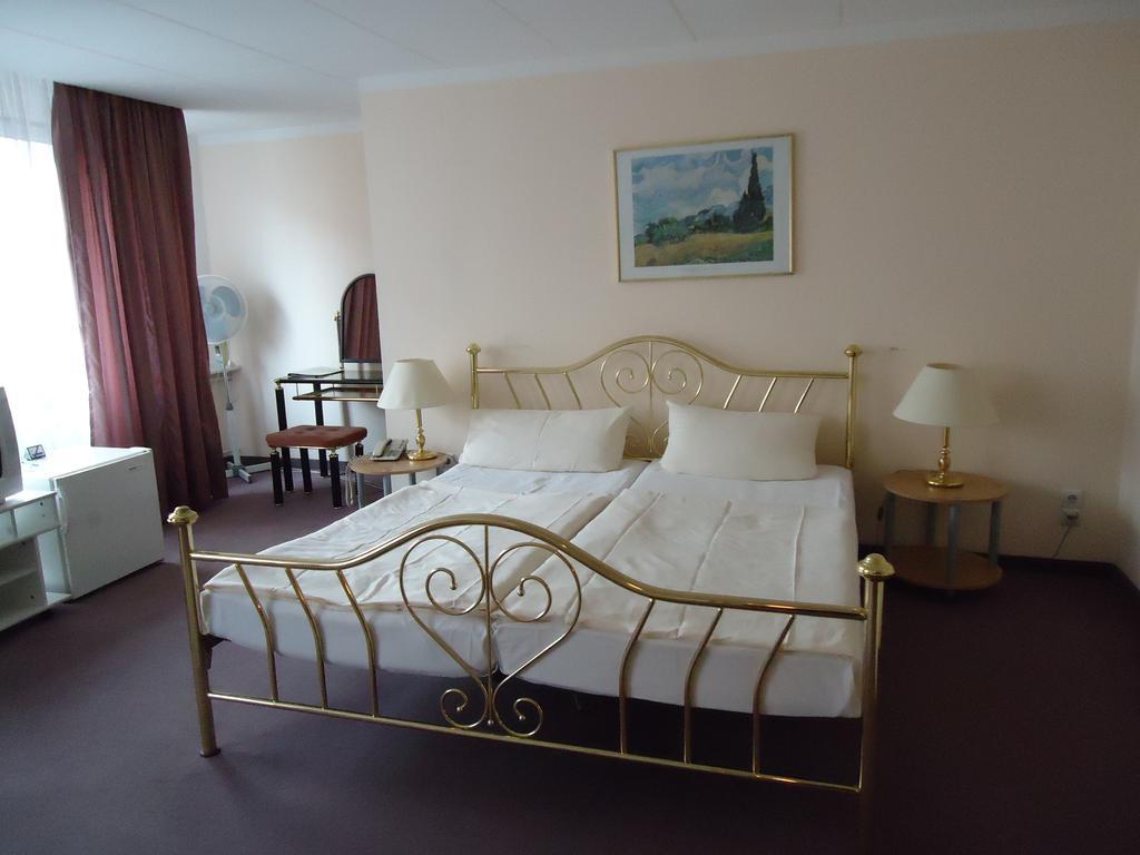 Hotel Kubrat Am Checkpoint Charlie Berlijn Kamer foto
