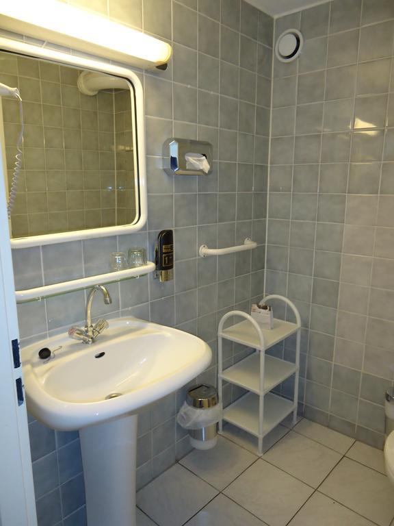 Hotel Kubrat Am Checkpoint Charlie Berlijn Kamer foto