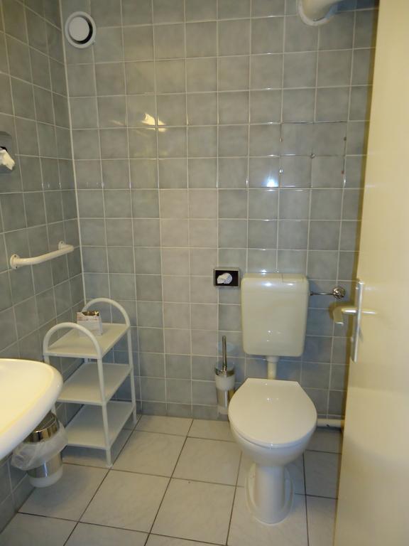 Hotel Kubrat Am Checkpoint Charlie Berlijn Kamer foto