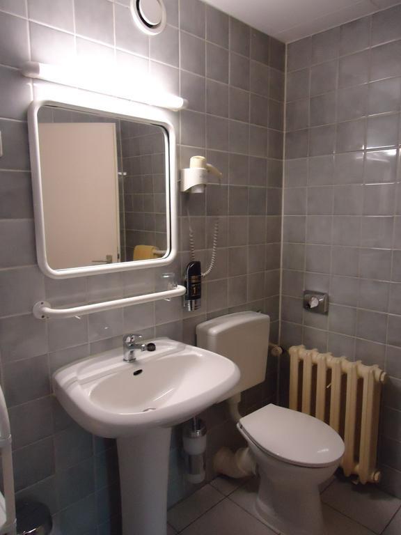 Hotel Kubrat Am Checkpoint Charlie Berlijn Kamer foto