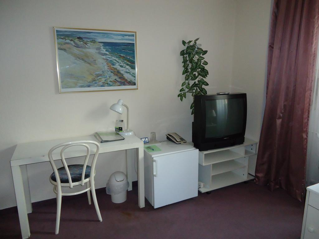Hotel Kubrat Am Checkpoint Charlie Berlijn Kamer foto