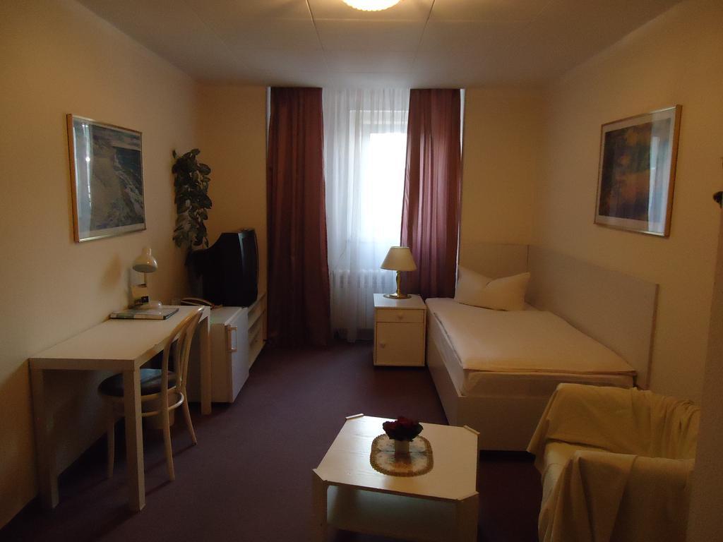 Hotel Kubrat Am Checkpoint Charlie Berlijn Kamer foto