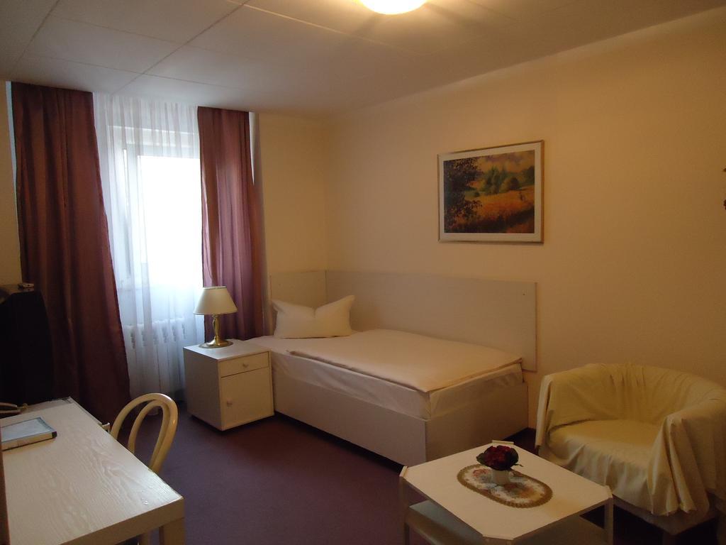 Hotel Kubrat Am Checkpoint Charlie Berlijn Kamer foto