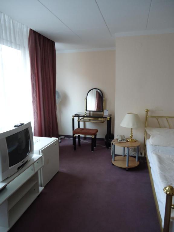 Hotel Kubrat Am Checkpoint Charlie Berlijn Kamer foto